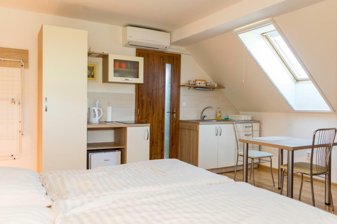 Rekreacny Dom Sisi Hotell Podhájska Rum bild